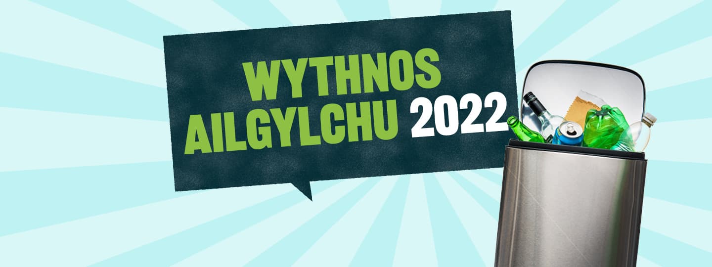 Bin ailgylchu agored gyda'r geiriau "Wythnos Ailgylchu 2022"